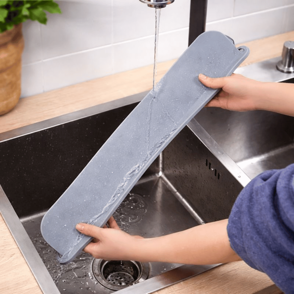 Silicone Sink Splash Guard Flexible Water Stopper (Random Color)
